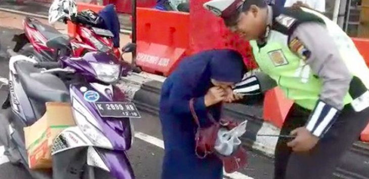 Ini Hasil Tes Kejiwaan Emak yang Gigit Tangan Polisi