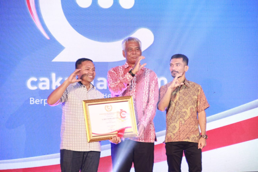 Abdul Wahid Terima Penghargaan Tokoh Politik Inspirarif
