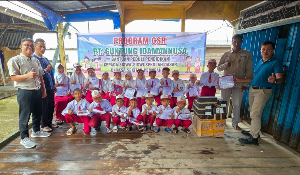 PT Guntung Idamannusa Serahkan 270 Paket Seragam Sekolah untuk Siswa di Desa Binaan