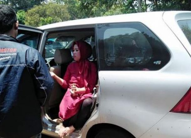 SUPER SADIS... Karyawati Cantik ini Gorok Leher Bos Saat di Mobil, Berawal dari Cekcok