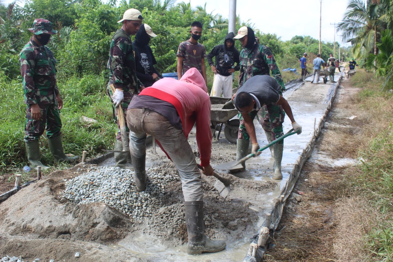 Semangat Gotong Royong Tinggi Masyarakat dan Satgas TMMD 111 Kodim 0314/Inhil