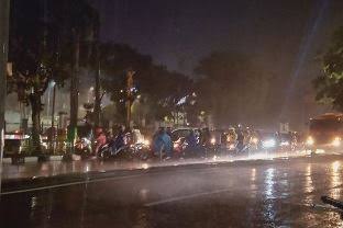 Yang Mau Malam Mingguan, Cek Dulu Cuacanya!
