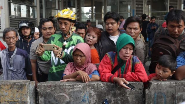 Serpihan Tubuh Pengebom Kampung Melayu jadi Tontonan Warga