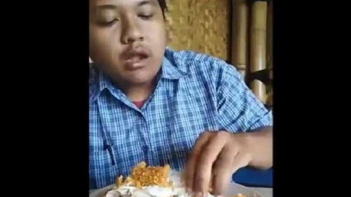 GILA! Pria Ini Makan Ayam Goreng Pakai Sabun Colek, Video ini Buktinya