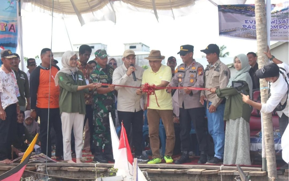 Bupati Inhil Resmi Buka Perlombaan Pacu Pompong di Sungai Luar