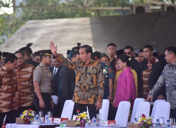 Sabar, Jokowi Segera Umumkan Kenaikkan Nilai THR untuk PNS