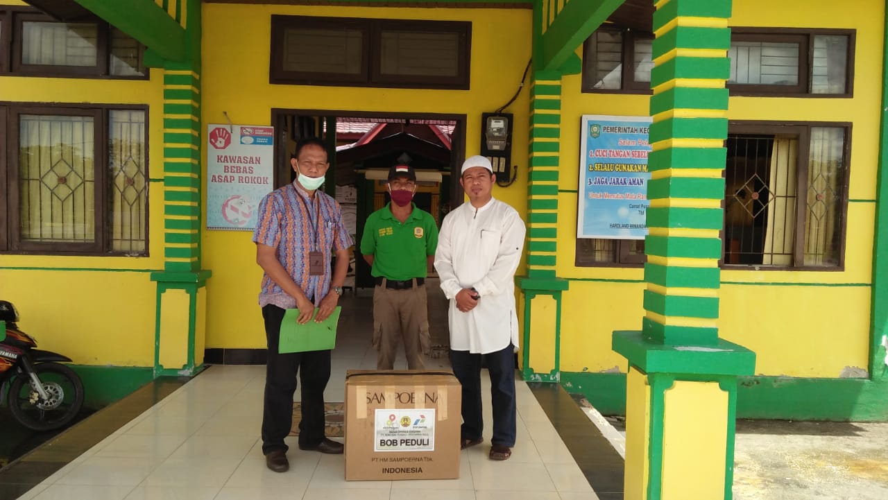 Peduli COVID-19, PT BOB Serahkan 950 Masker Kepada Pemcam Pusako