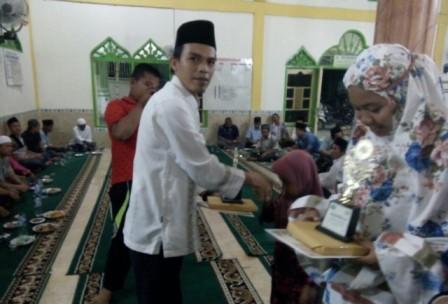 Mahasiswa UIN Suska dan UR Bagi-bagi Hadiah di Desa Sejati, Rohul‎