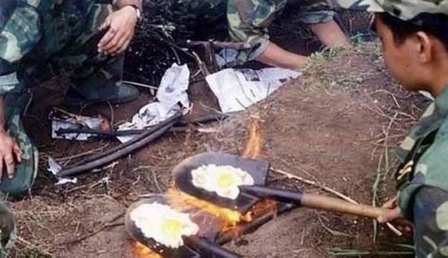 Deretan Foto Ini Bukti Tentara Juga Bisa Bertingkah Absurd