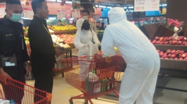 Pasutri Belanja Gunakan Pakaian Hazmat Bikin Menteri Erick Murka