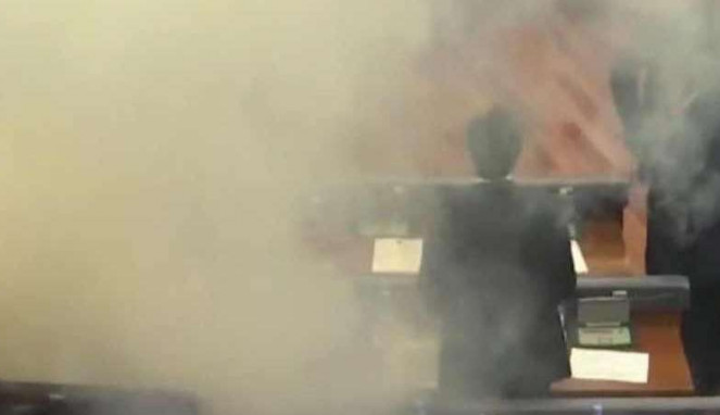 Anggota DPR Lempar Gas Air Mata di Ruang Rapat