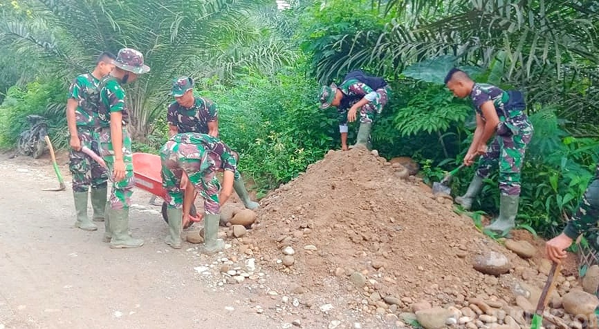 Wujudkan Kesejahteraan Warga, Tak Ada Istilah Libur Bagi Satgas TMMD 111 Kodim 0204/DS