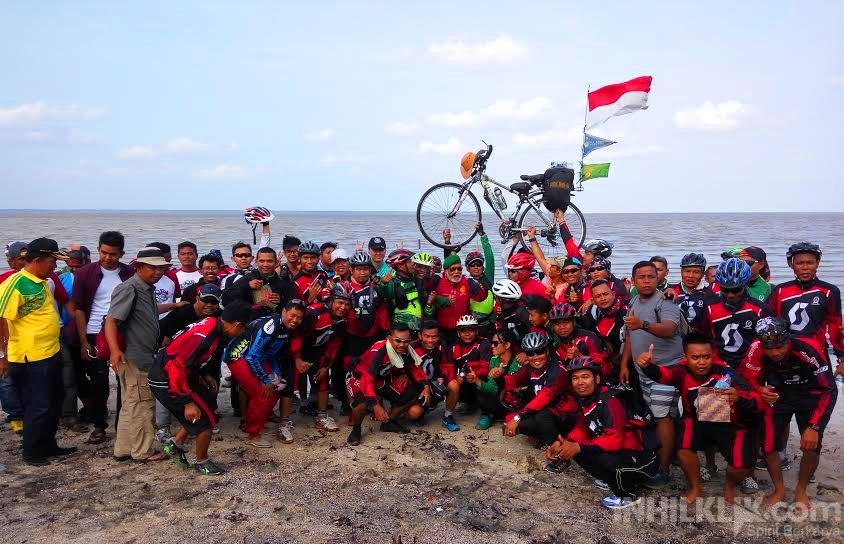 Pesepeda Keliling Indonesia ini Puji Keindahan Mangrove di Pantai Solop