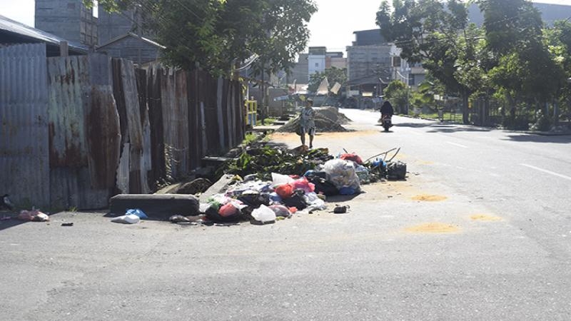 TPA Minim, Sampah Menumpuk di Tepi Jalan