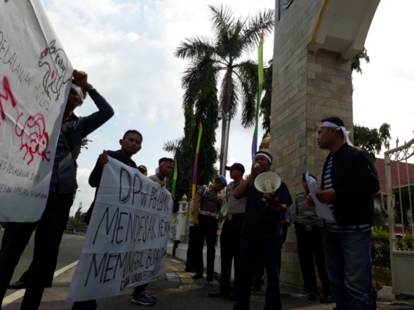 Demonstran Desak Kejati Riau Panggil Bupati Pelalawan HM Harris