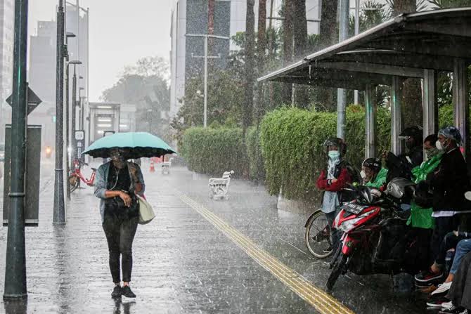 Waspada! Hujan Lebat Disertai Petir dan Angin Kencang akan Mengguyur Riau