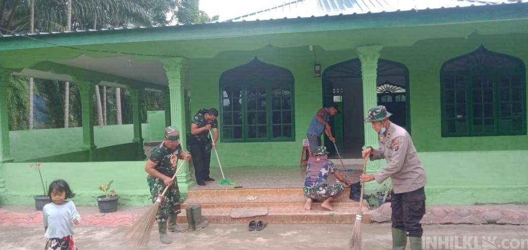 Sinergitas TNI-Polri di TMMD Kodim 0204/DS, Wakalpolsek BP Ikut Bersihkan Masjid
