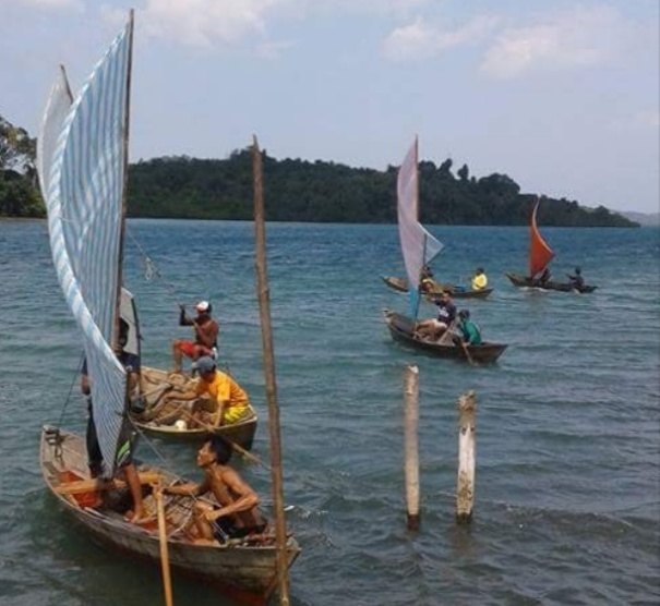 Warga Desa Tanjung Lipat Gelar Lomba Sampan Layar