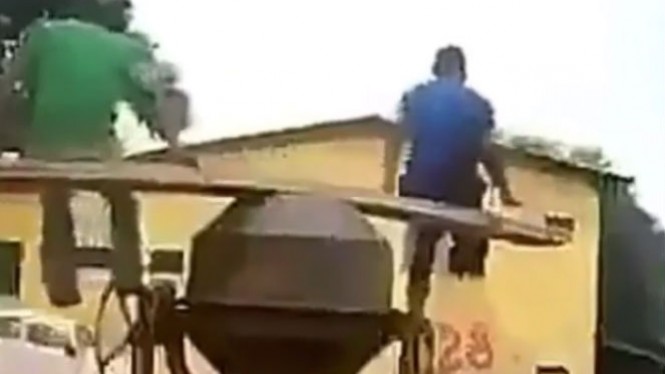 Kurang Kerjaan, Tiga Pria Ini Lakukan Hal Konyol dengan Mesin Semen