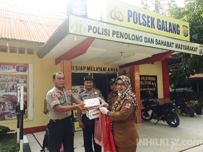 Polsek Galang Terima Bantuan Peralatan Masker Dari Puskesmas