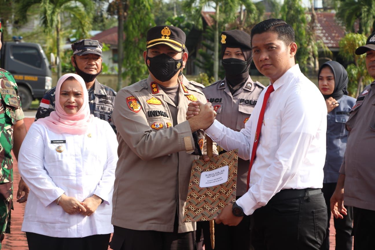 Berhasil Ungkap Kasus, Kapolres Bengkalis Beri Penghargaan Kepada Personilnya dan Pegawai Imigrasi