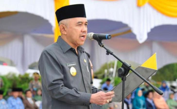 Gubri Teken Surat Pengunduran Diri Sekdakab Kuansing