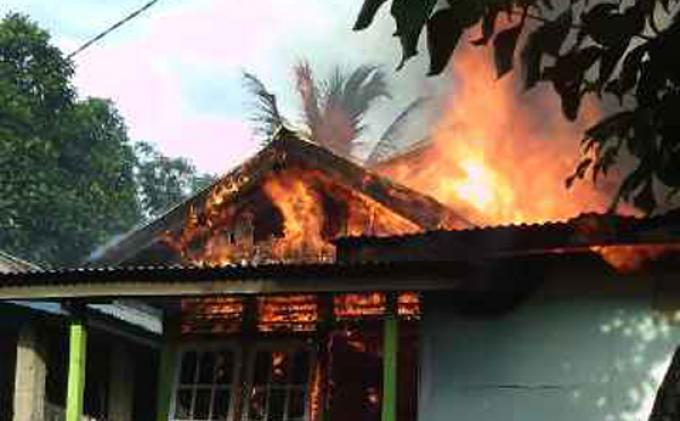 Warga Main Hakim Sendiri, Rumah Guru Ngaji Di Pelalawan Dibakar