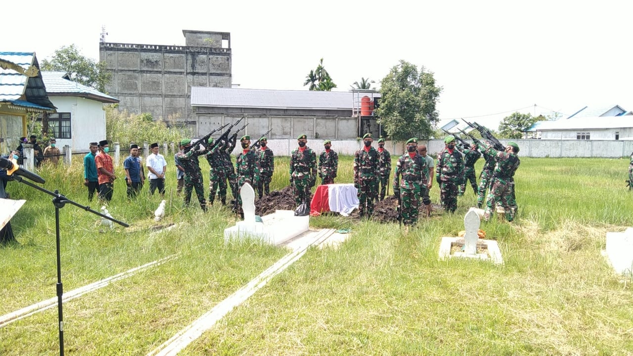 Kodim 0314 lnhil Gelar Upacara Pemakaman Militer kepada Almarhum Serka Amat Purnomo