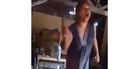 SEREM... Ditagih Hutang, Emak-Emak ini acungkan Celurit Kepenagih