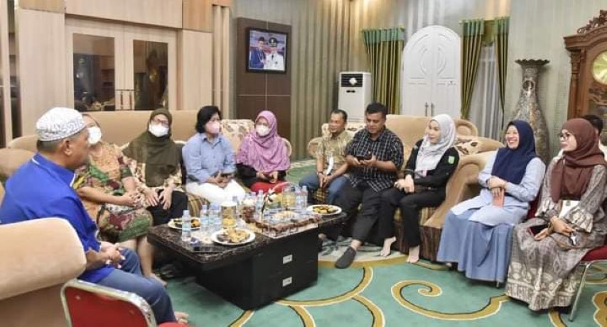Dinkes Inhil Dampingi Dokter Spesialis Gigitan Ulah Silaturahmi ke Kediaman Wabub