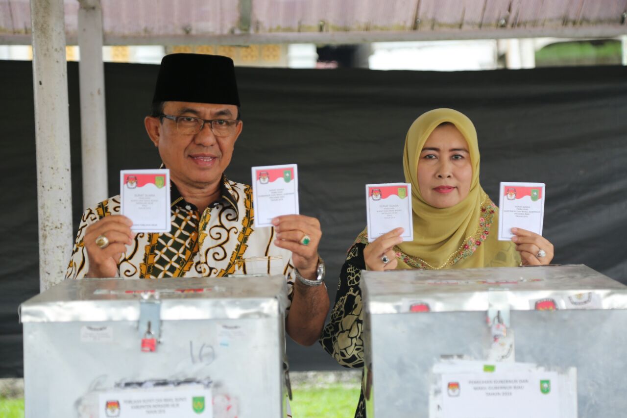 Bupati Inhil 'Nyoblos' Di TPS 12 Tembilahan Hilir
