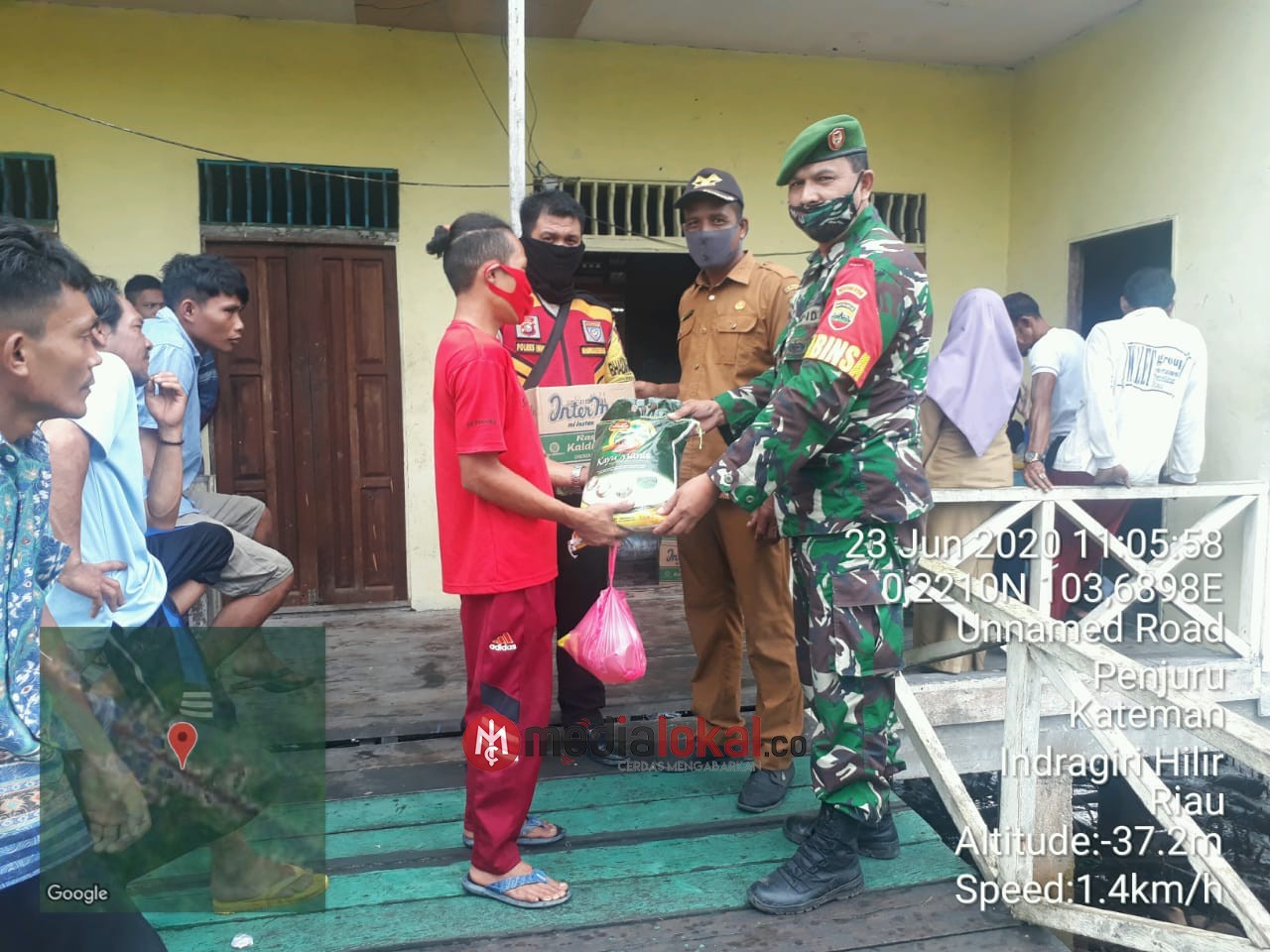 Babinsa Koramil 06/Kateman Kawal Penyaluran BLT di Desa Penjuru