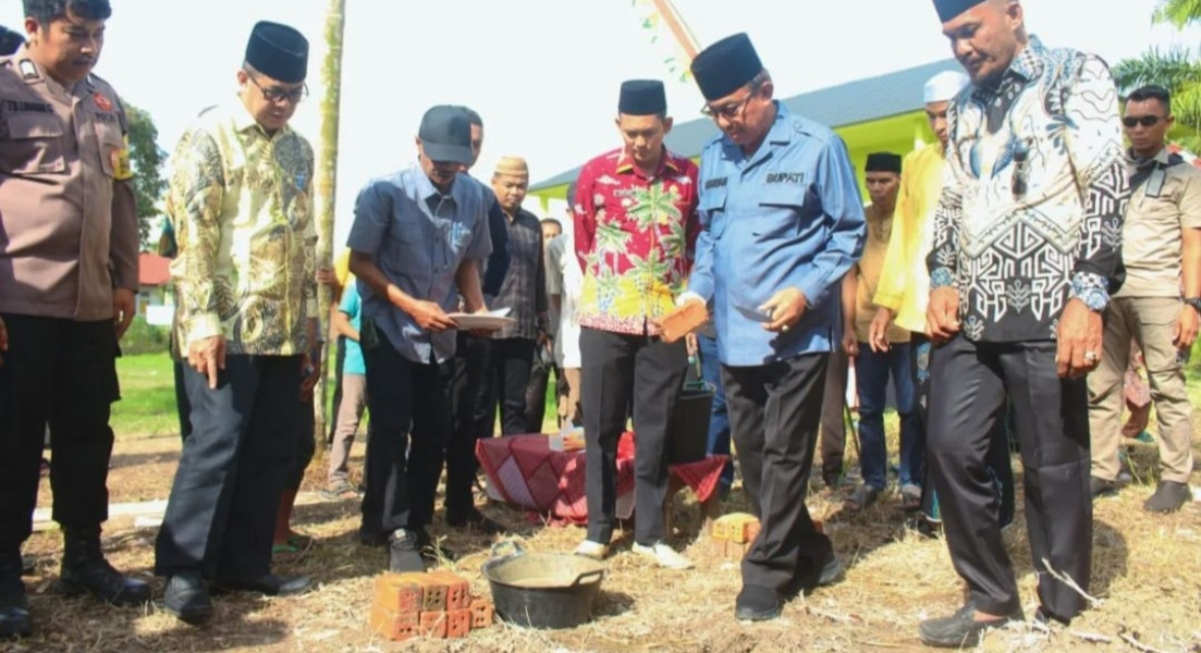 Bupati Inhil Letakkan Batu Pertama Pembangunan RKB Ponpes Babussalam
