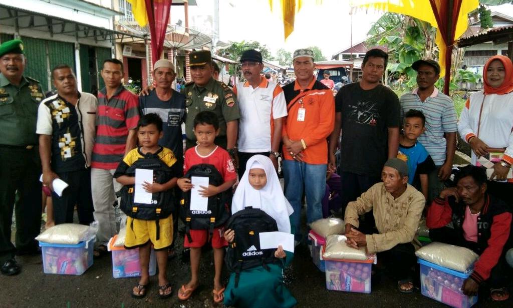 Kabag Humas Sekda Inhil Serahkan Bantuan Korban Kebakaran Kayu Jati