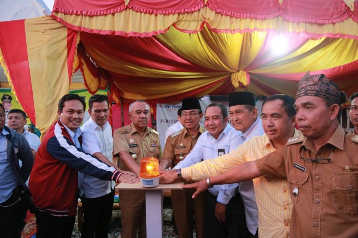 Gubri Resmikan Penyalaan 19 Listrik Desa