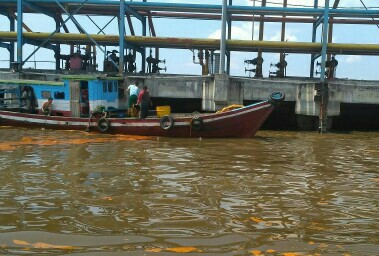 Laut Dumai Tercemar Minyak Sawit Mentah PT Nagamas Tumpah Saat Bongkar