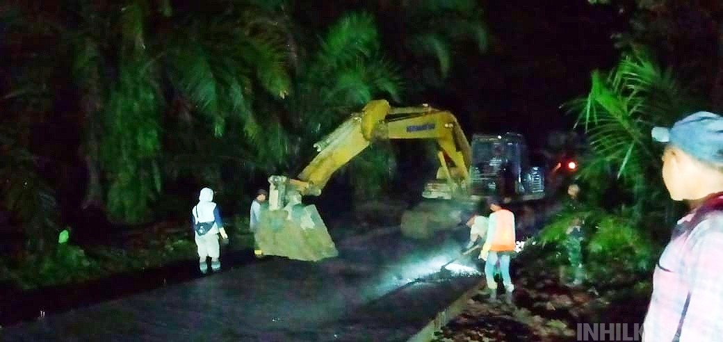 Dibantu Backhoe, Pengecoran Jalan TMMD Kodim 0204/DS Berlangsung Hingga Malam