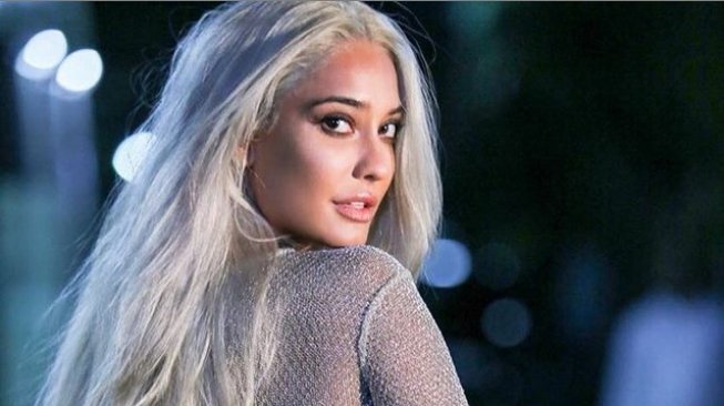 Berbikin dan Hamil Besar, Lisa Haydon Masih Terlihat Seksi