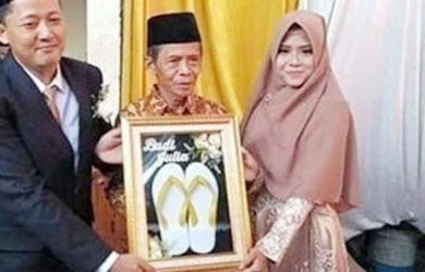 VIDEO: Dua Sejoli Ini Menikah dengan Mahar Sandal Jepit