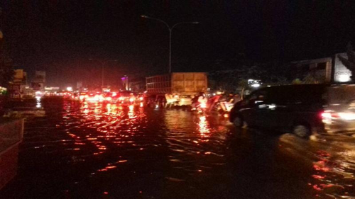 Ruas Jalan Jadi Lautan, Lima Jam Macet
