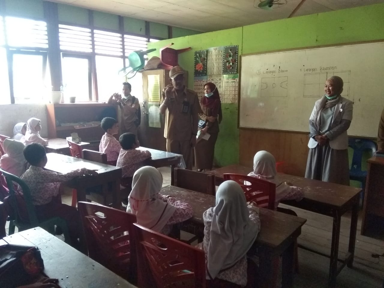 Marlis Syarif Silaturahmi dan Bagikan Masker di SDN 009 Tembilahan Hulu