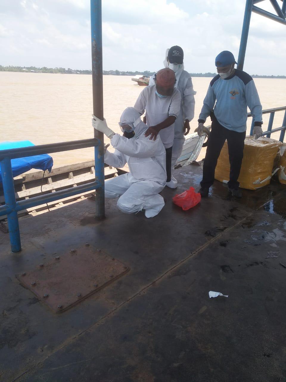 Seberangi Sungai, Bhabinkamtibmas di Riau Gendong Pasien Suspec Covid19 ke Rumah Sakit