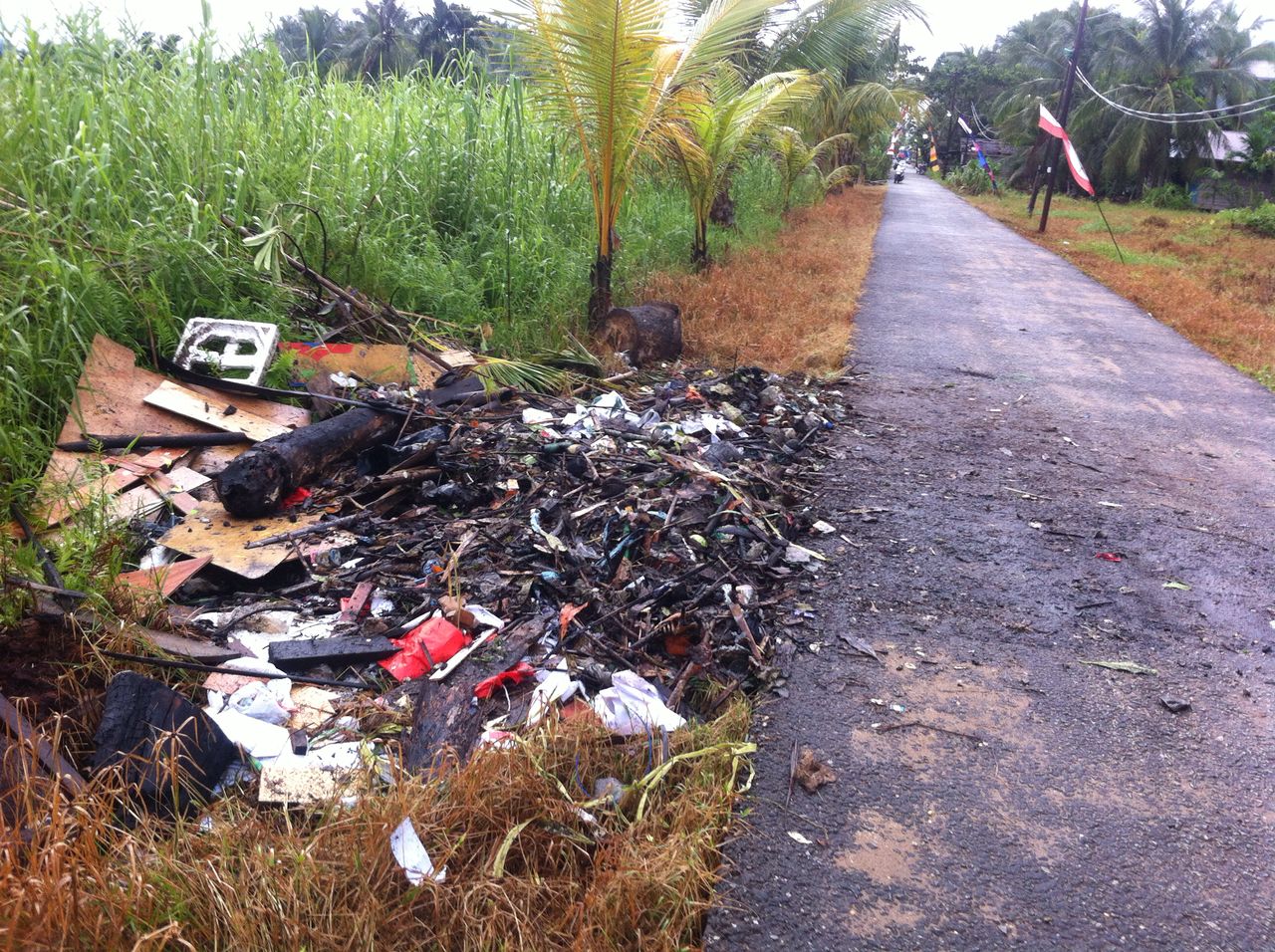 Masyarakat Telaga Musim Kesal Wilayahnya Jadi Tempat Sampah Hasil Goro Persiapan MTQ Inhil di GAS