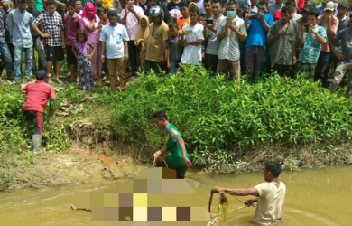 NGERI!!! Mayat Wanita Hamil Mengapung di Sungai, Janin Bayinya Keluar Terbawa Arus