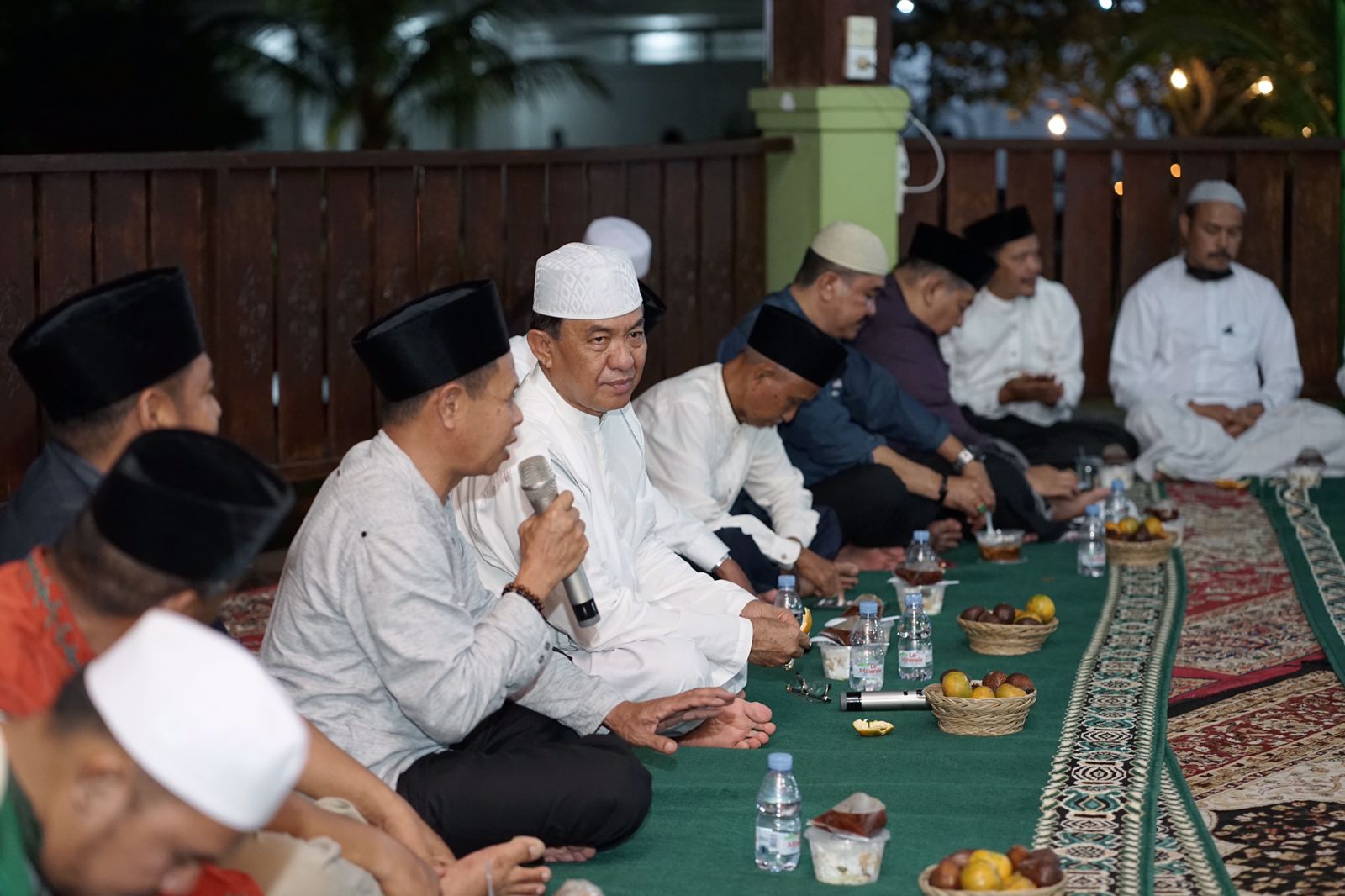Bupati HM Wardan Bersama Masyarakat Kemuning Tarawih Berjama'ah