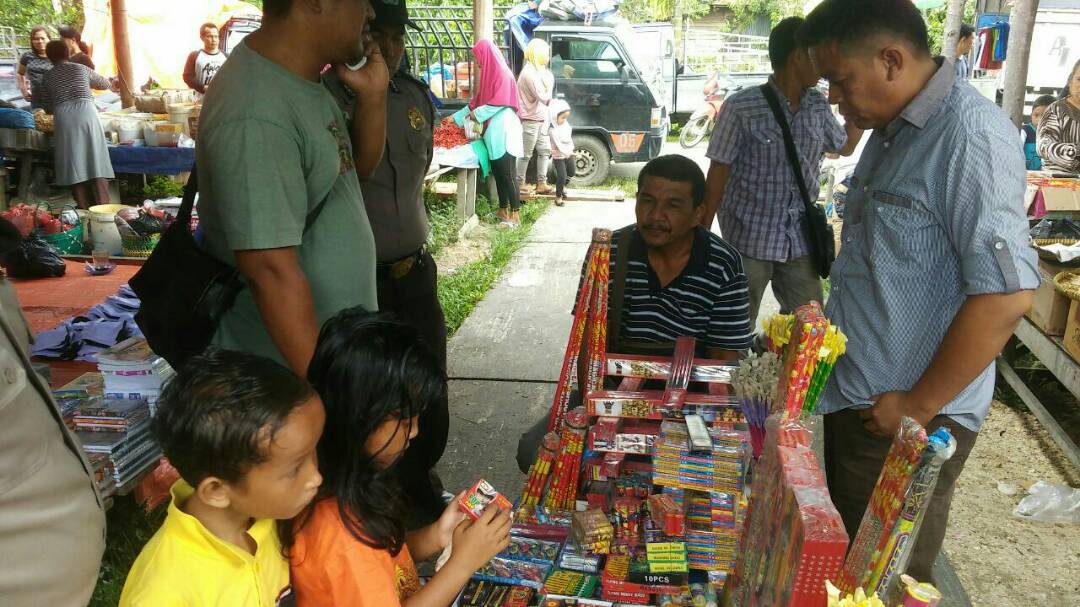 Ribuan Mercon dari 3 Pedagang Kaki Lima di Kuansing Disita