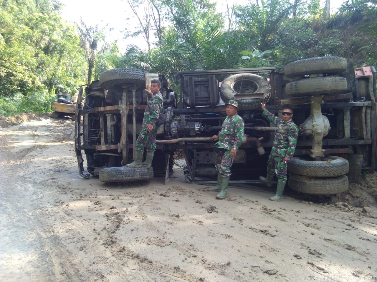 Gerak Cepat Satgas TMMD Kodim 0204/DS Evakuasi Truk Material Terguling