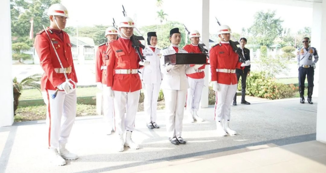 Bupati Inhil Serahkan Bendera Pusaka Merah Putih kepada Paskibraka