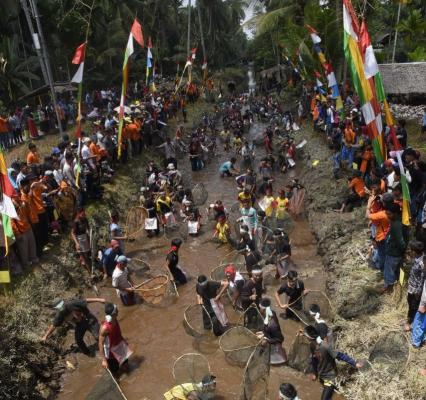 Bupati HM Wardan Apresiasi Festival Bakaroh Sungai Intan