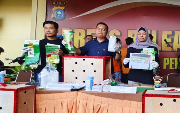 Polresta Pekanbaru Bongkar Pengiriman Narkoba dalam Kandang Ayam